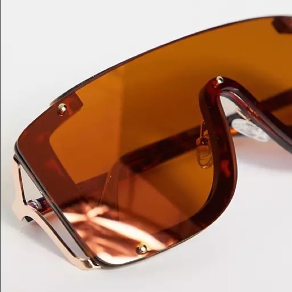 Quay Australia x LIZZO Hold for Applause - Picture 10 of 10